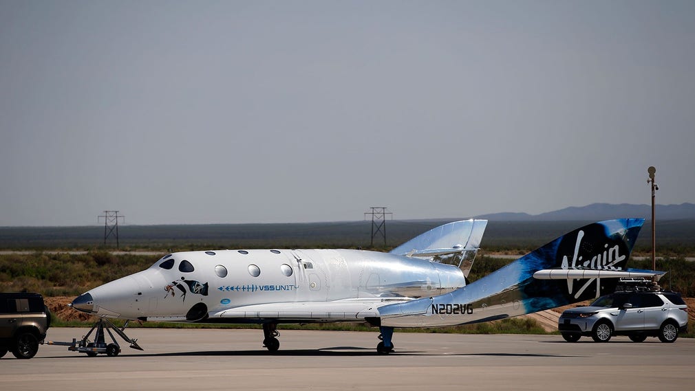 Virgin Galactics rymdplan bogseras tillbaka till terminalen efter rymdfärden den 11 juli i år.
