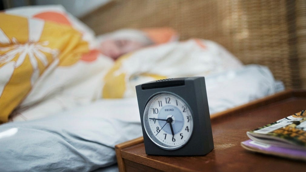 Sannolikt kommer vi att sova 50 timmar mindre per år fram till 2100 jämfört med i dag, enligt sömnforskaren Christian Benedict.