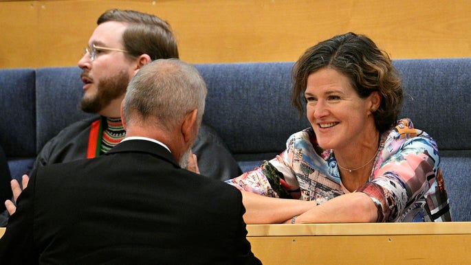 Den förra moderatledaren Anna Kinberg Batra vid riksdagens öppnande i höstas i samtal med förra V-ledaren och numera EU-parlamentskandidaten Jonas Sjöstedt.