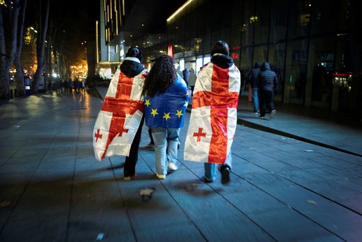 EU-flaggan syns överallt bredvid den georgiska flaggan under protesterna i Tbilisi.