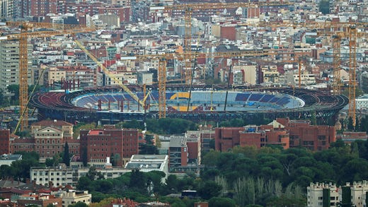 Camp Nou i Barcelona renoveras just nu. Vittnesmål i spanska medier har hävdat att arbetare utnyttjades i processen.