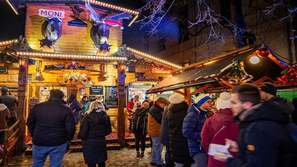 Bistro Gassers julstuga med sjungande älgar och tuffande tåg på fasaden är roligast på Barfüsserplatz.