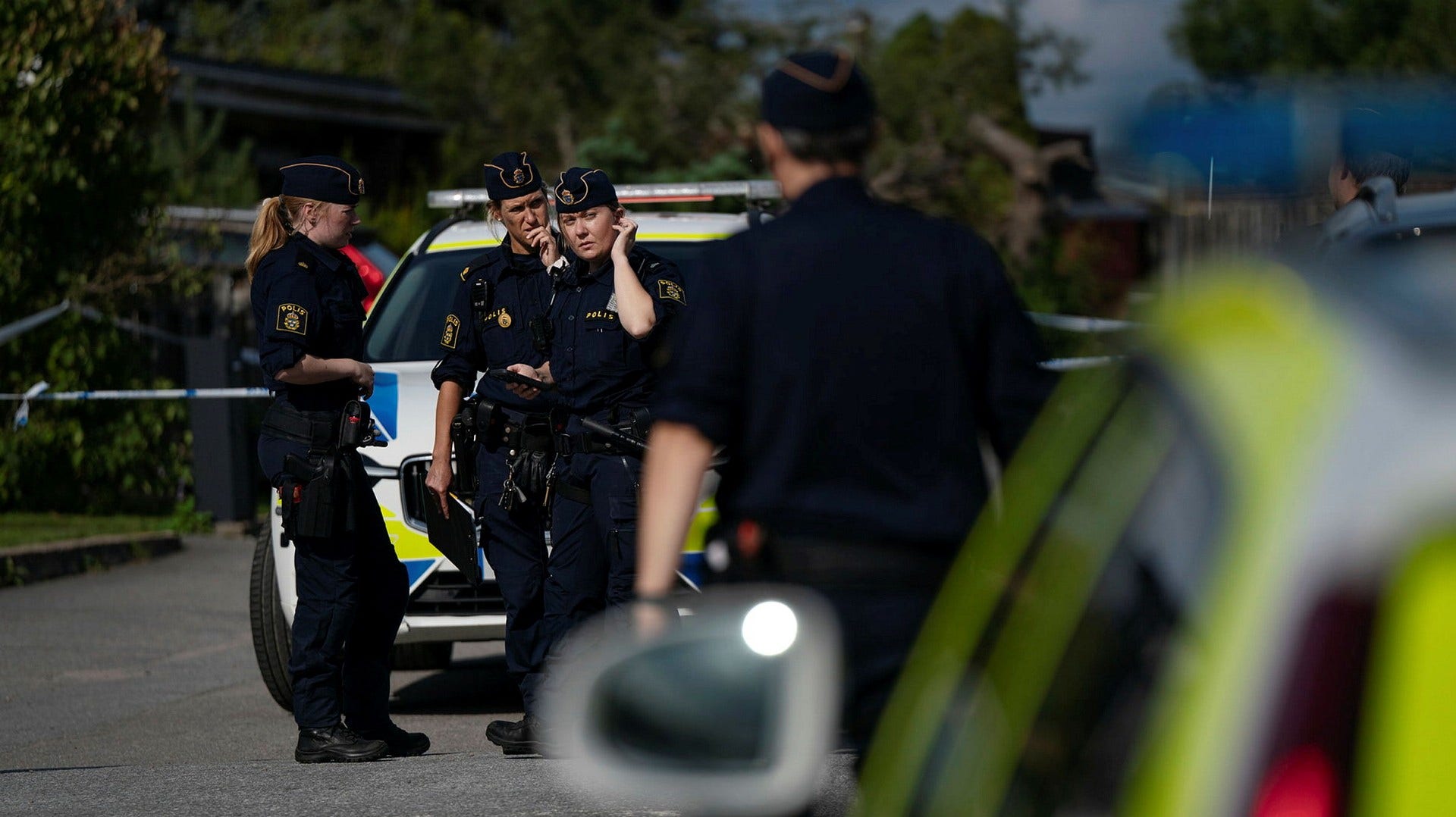 De unga männen planerade ett bombdåd mot en man som sedermera dömdes för mordet på gängledaren Ismail Abdos mamma. På bilden syns poliser på plats efter mordet på kvinnan i Uppsala.