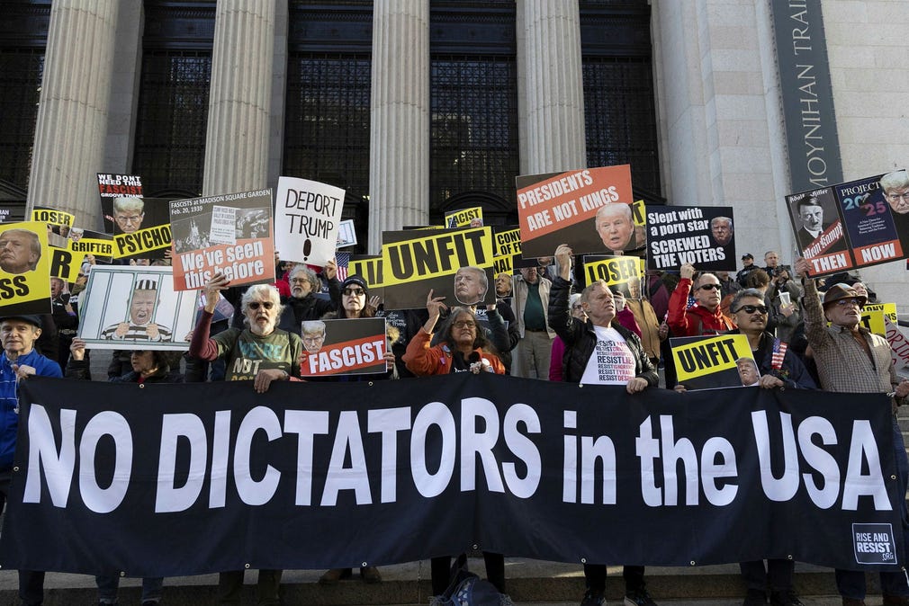 Protests against Donald Trump in connection with a campaign meeting on Sunday in the arena Madison Square Garden in New York.