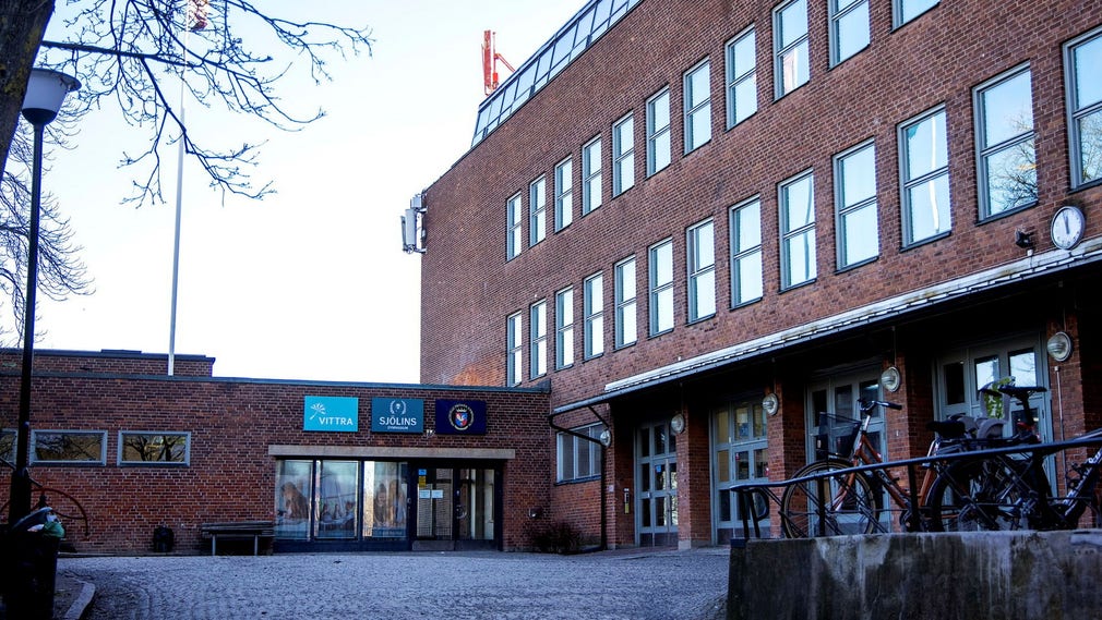 Efter Djurgårdens degradering saknar Stockholm för första gången ett topplag. Konsekvensen kan bli ett tapp av gymnasieutbildningar. Sjölins gymnasium är en av tre med ishockeyinriktning i regionen.