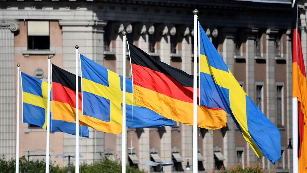 Tyskland är fortfarande Sveriges största handelspartner. Men tjänsteexporten går sämre, skriver artikelförfattarna.