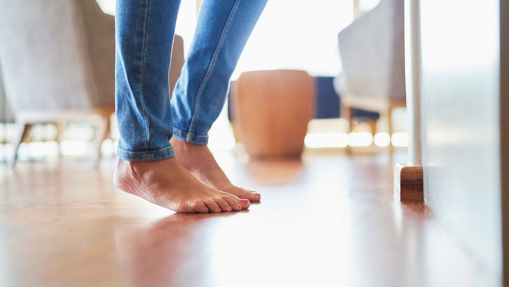I studien bad forskarna 1 700 kvinnor och män mellan 51 och 75 år att försöka stå på ett ben i tio sekunder.