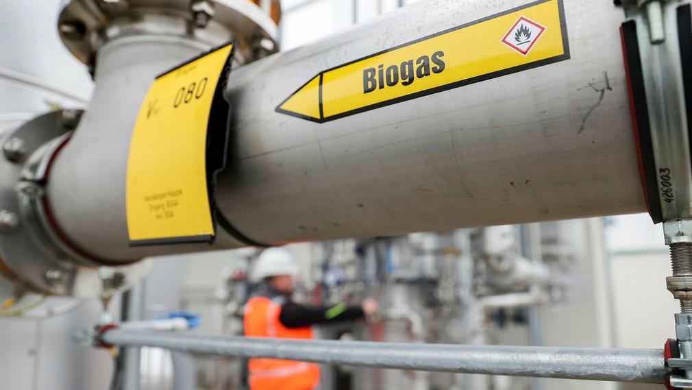 Svenska biogasanvändare riskerar kostnadsökningar på 20 procent, vilket kommer att sänka konkurrenskraften, skriver artikelförfattarna.