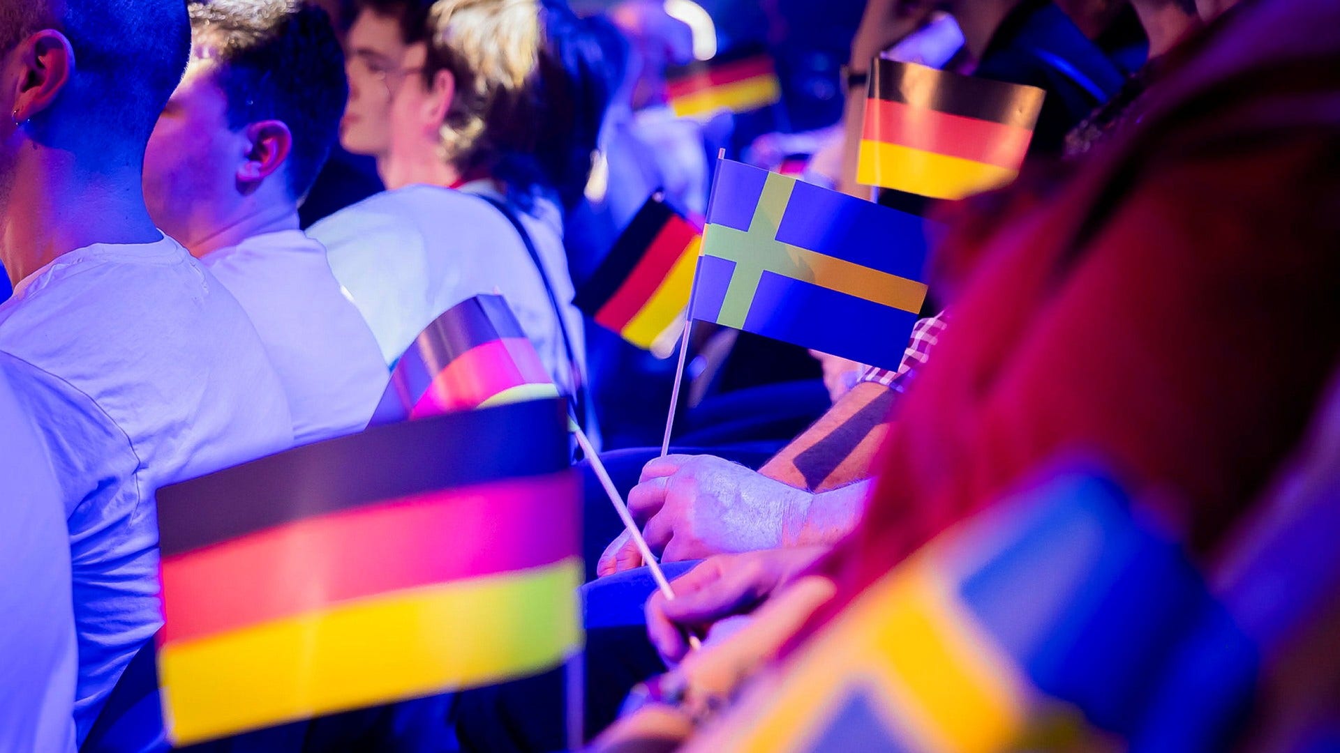 Tyska och svenska flaggor inne på Eurovision-tävlingen i Malmö. Bara de deltagande ländernas flaggor och regnbågsflaggan tilläts.