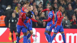 Tyrick Mitchell i Crystal Palace firar sitt 3–0-mål med lagkamrater.