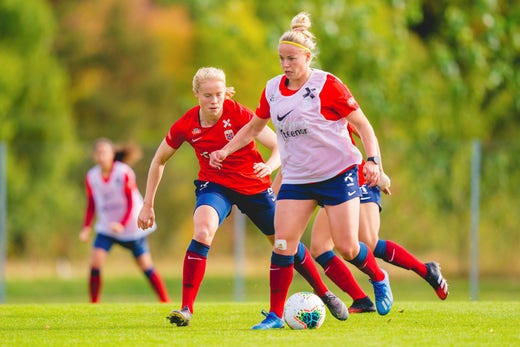 Julie Blakstad（哈马比）和 Therese Sessy Åsland（尤尔加登）在 2020 年挪威国家队的训练中。