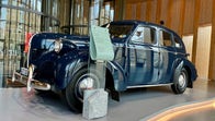 Kungens blå Volvo PV60 tronar i entrén.