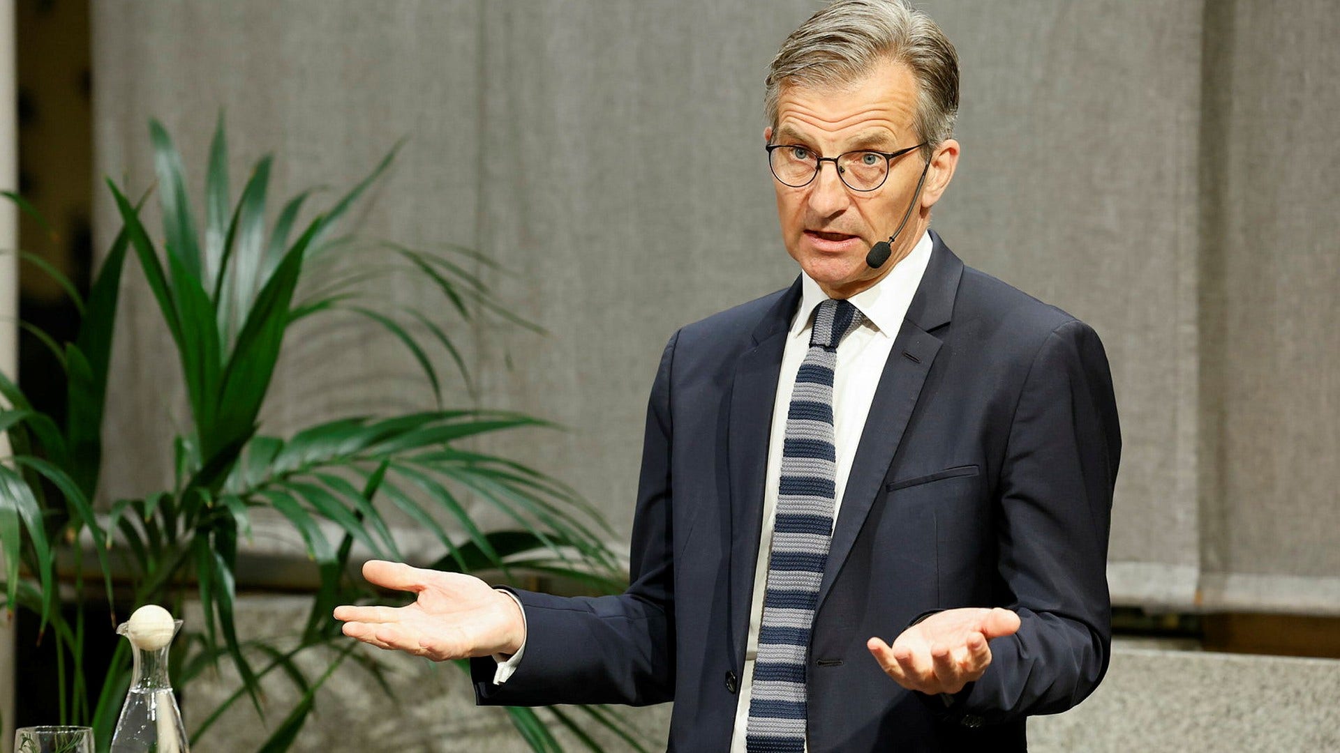 Riksbankschefen Erik Thedéen under en presskonferens efter onsdagens räntesänkning.