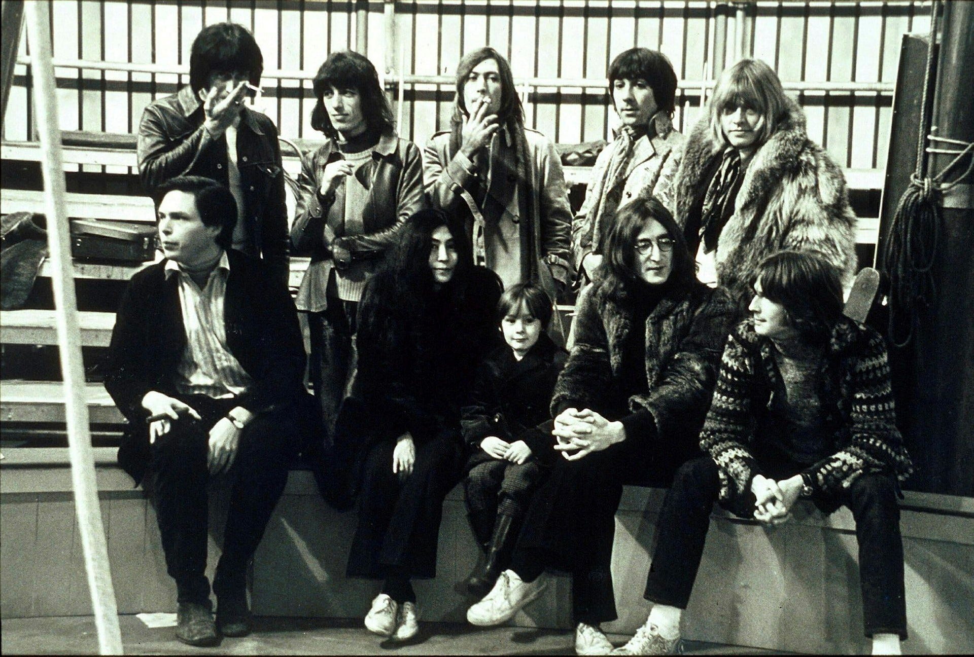 Från inspelningen av ”Let it be” 1968. Övre raden fr vänster: John Entwistle, Bill Wyman, Charlie Watts, Keith Moon, Brian Jones. Nedre raden (från vänster): Regissören Michael Lindsay-Hogg, Yoko Ono, Julian Lennon, John Lennon och Eric Clapton.