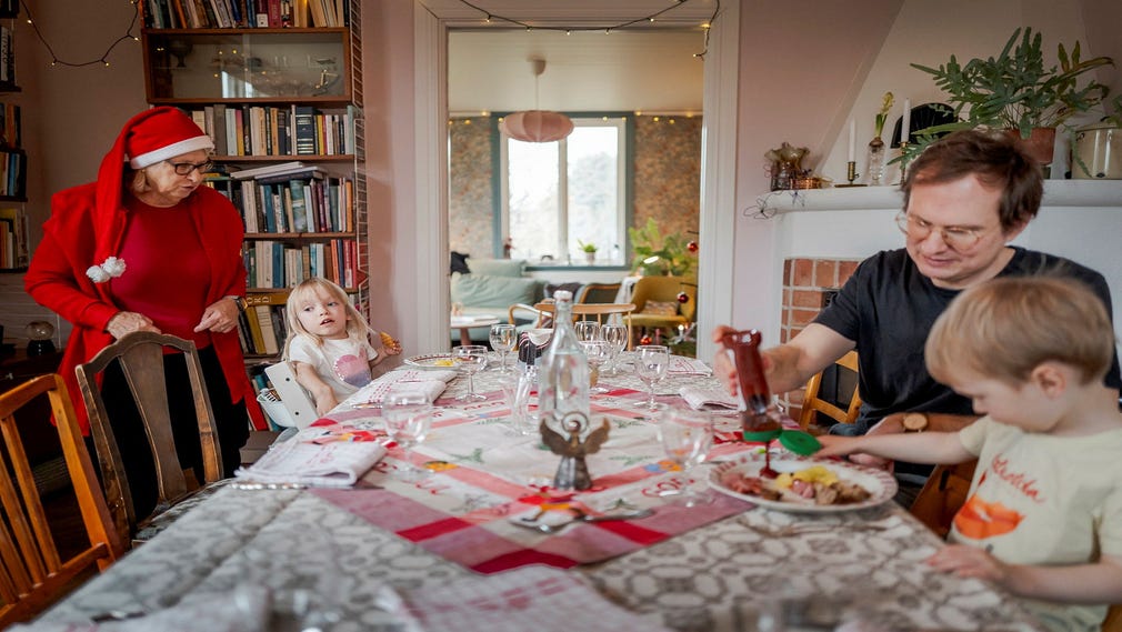 Julbordet börjar först för de minsta. Werner får gott om ketchup till sina prinskorvar.