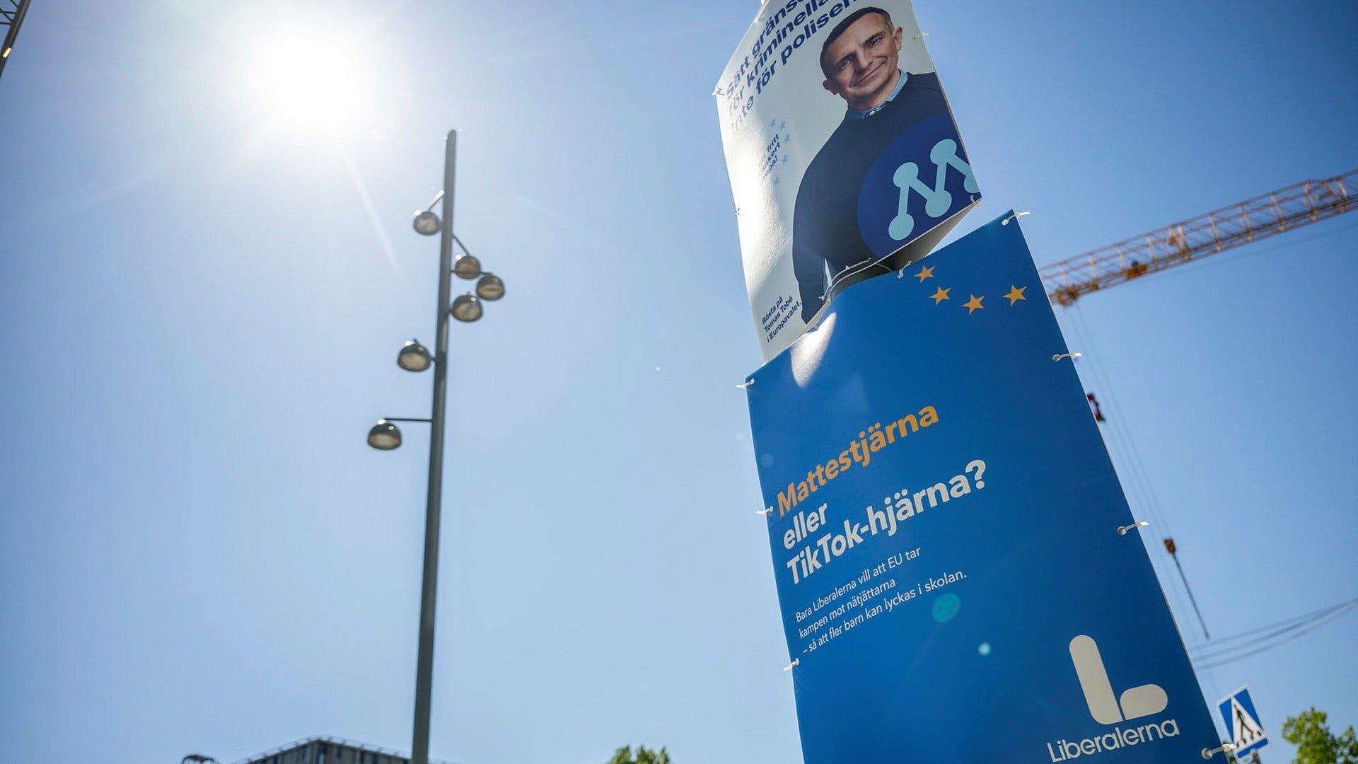 Det är bra för demokratin när väljare byter parti mellan valen, menar insändarskribenten. På bilden affischer i Stockholm inför EU-valet den 9 juni.