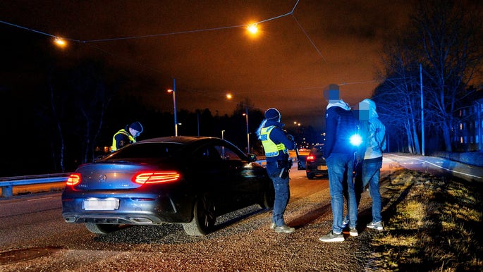 Polis stoppar personer med kopplingar till kriminella grupperingar vid en kontroll i Göteborg i går för att bland annat leta efter vapen och narkotika. Men ytterligare prioriteringar krävs, anser insändarskribenten.