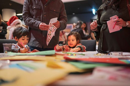 Tvillingarna Kisha och Kiaam Joshi är på sin första julfest med pappa Mahesh och mamma Sonali Joshi och kan redan nynna på den Tipp Tapp de sjunger på förskolan.