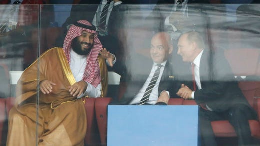 Mohamed bin Salman, Gianni Infantino och Vladimir Putin i en monter i Moskva under fotbolls-VM i Ryssland 2018.