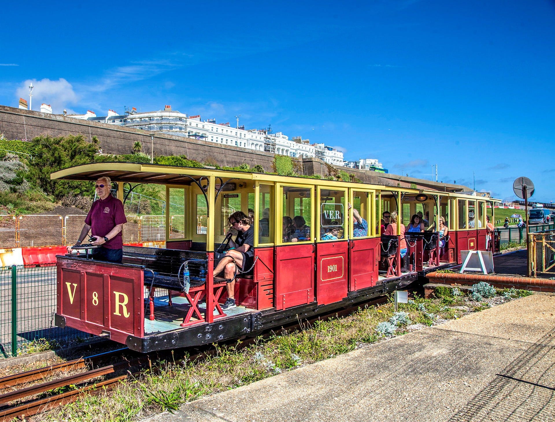 Ta en tur med Volk’s Electric Railway – världens äldsta fungerande elektriska järnväg.