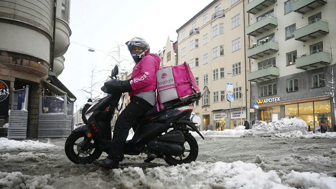 Matbud i Stockholm i november 2022. Bensindrivna mopeder för att leverera mat måste bort från gatorna i städerna, anser insändarskribenten.
