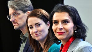Centerpartiets Europaparlamentariker Emma Wiesner och Abir Al-Sahlani. Längst till vänster tredje personen på listan till EU-valet, Svante Linusson.
