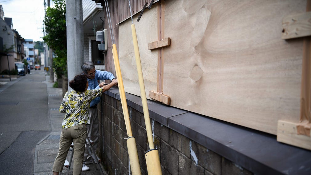 I Kagoshima i södra Japan förbereder sig människor för supertyfonen Haishen.