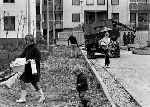 1969 hade mer än 10 000 människor flyttat in till i många fall ofärdiga hus i Tensta.