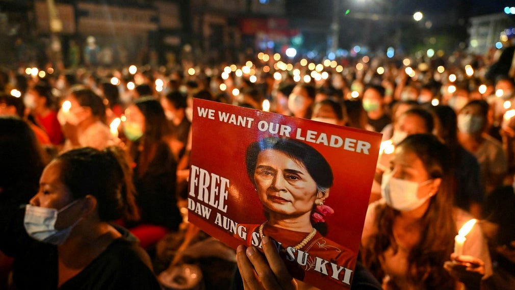 Demonstranter i Yangon kräver att Aung San Suu Kyi släpps fri. På måndagen dömdes hon till fyra års fängelse.