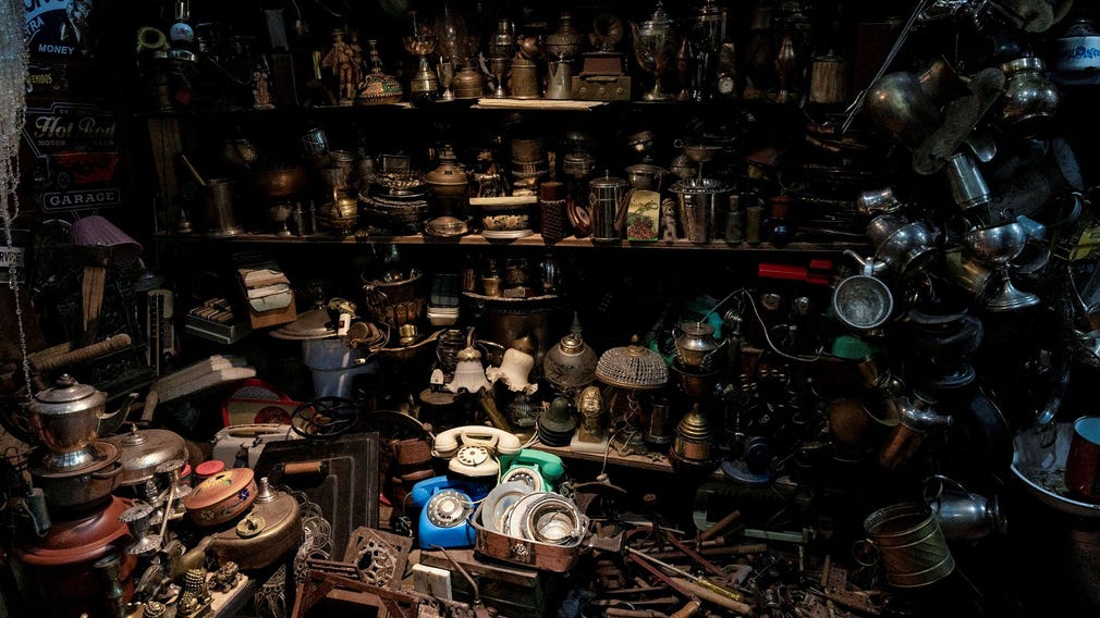 Antikvitetsshopping på Mercado de San Telmo i Buenos Aires historiska kvarter.