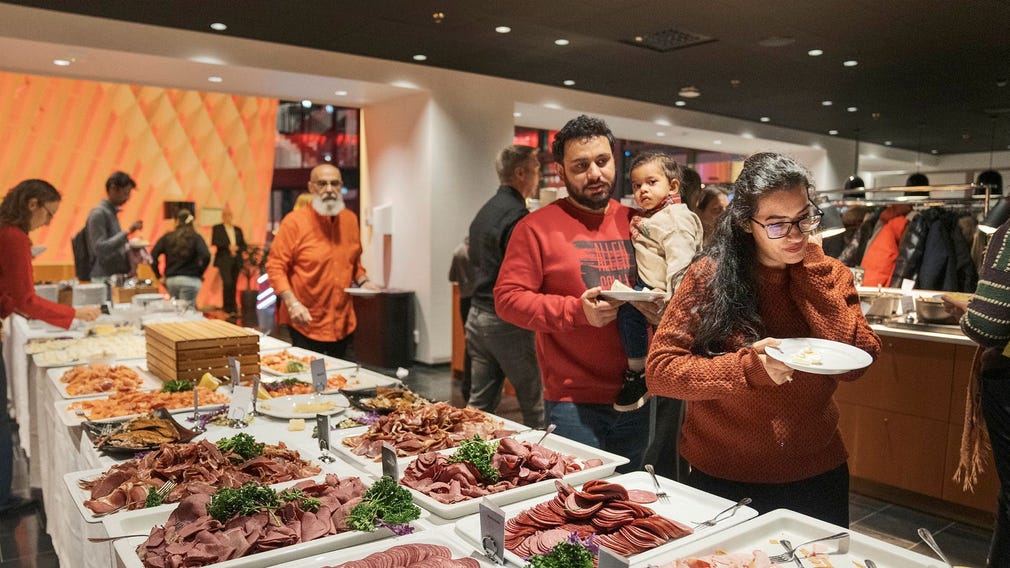 Mahesh och Sonali Joshi provar det svenska julbordet, som vegetarianer går mycket undan.