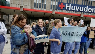 Anställda på Karolinska i Huddinge samlades vid lunchtid på onsdagen till ännu en manifestation för förlossningsläkaren Karin Pettersson, och kräver att sjukhuset tar tillbaka hennes avskedande.