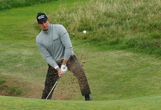 Henrik Stenson esce da un bunker all'ottava buca del terzo round nel 2016, l'anno in cui vinse il British Open.