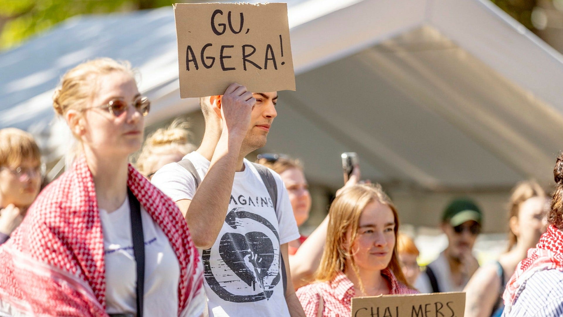 Studenter kräver att Göteborgs universitet och Chalmers tekniska högskola ska ta ställning kring Israels krigsföring i Gaza.