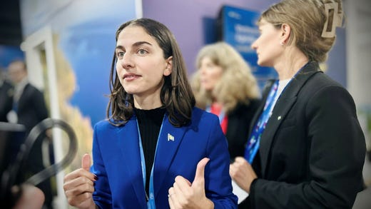 Klimatminister Romina Pourmokhtari (L) vid klimattoppmötet COP29 i Baku, Azerbajdzjan.