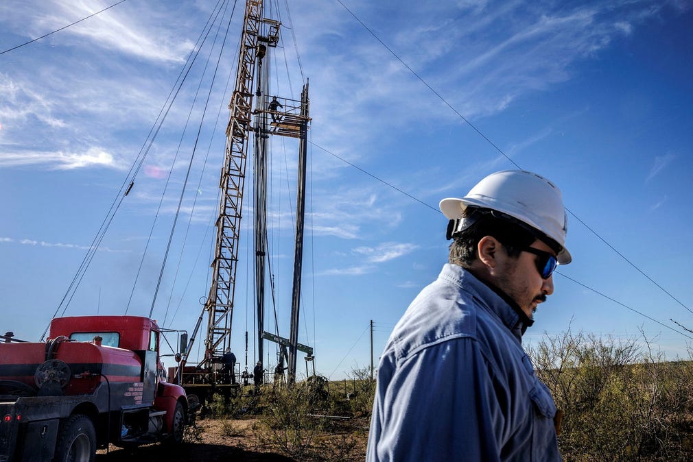 I området i västra Texas, känt som Permian Basin, står Nate Vasquez. Det finns en av världens rikaste fyndigheter av olja och fossil gas.