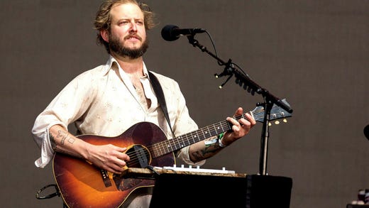 Singer/songwriter Justin Vernon i Bon Iver låter som skräp, tycker Alex Schulman.