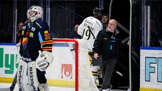 AIK:s Daniel Muzito Bagenda lämnar Hovets is efter att ha fått matchstraff.