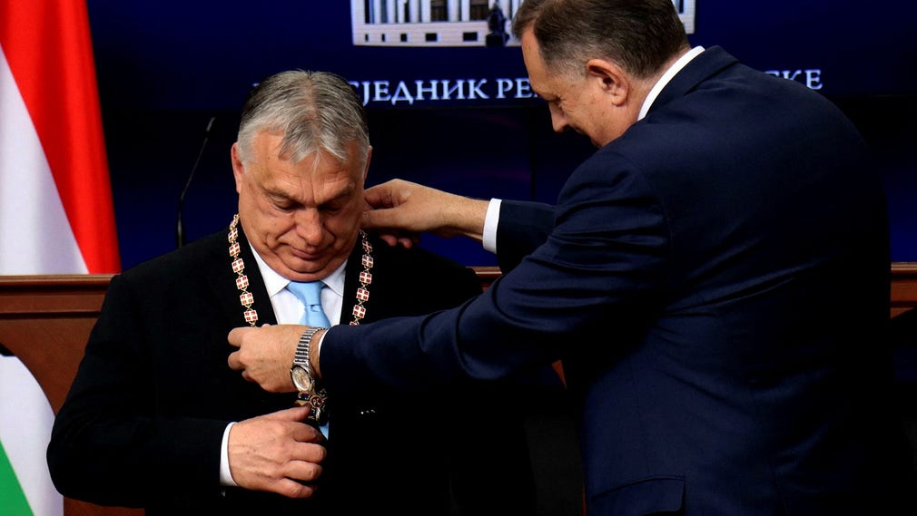Viktor Orbán tar emot en kontroversiell medalj.