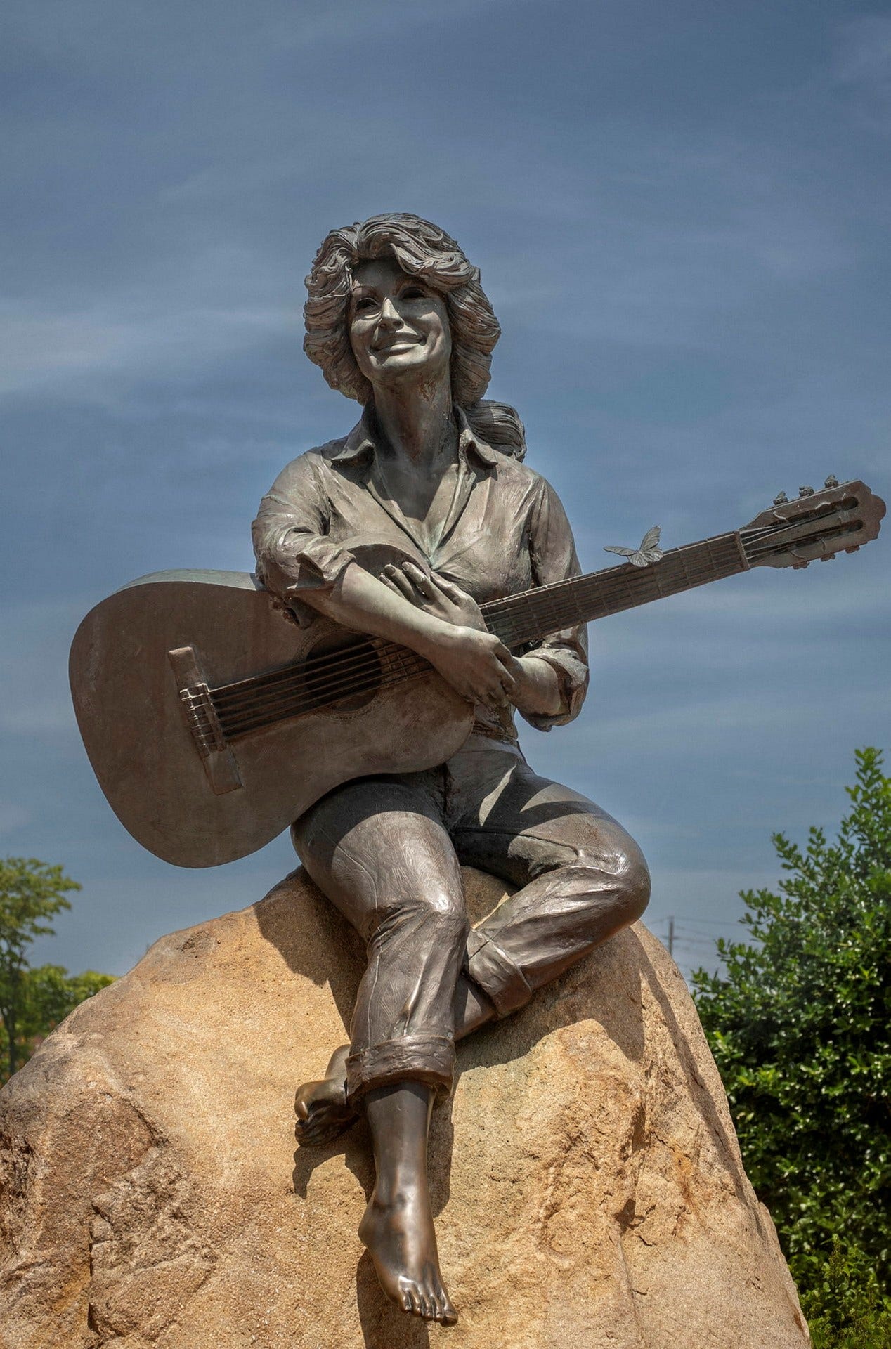 Dolly Parton-statyn i närliggande småstaden Sevierville är gjord i brons av skulptören Jim Gray och invigdes 1987, ungefär samtidigt som Dollywood slog upp dörrarna.