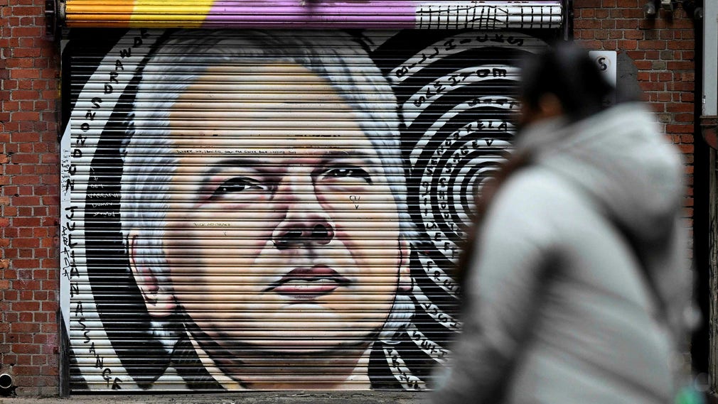 Vi vänder oss mot beslutet att utlämna Julian Assange till USA, skriver fem publicister.