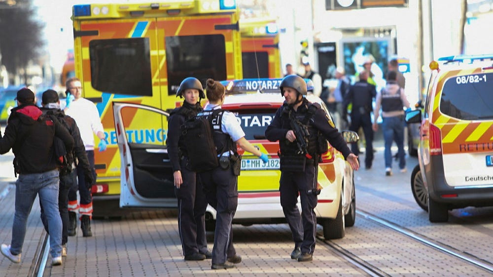 Bil har kört in i folkmassa i tyska Mannheim