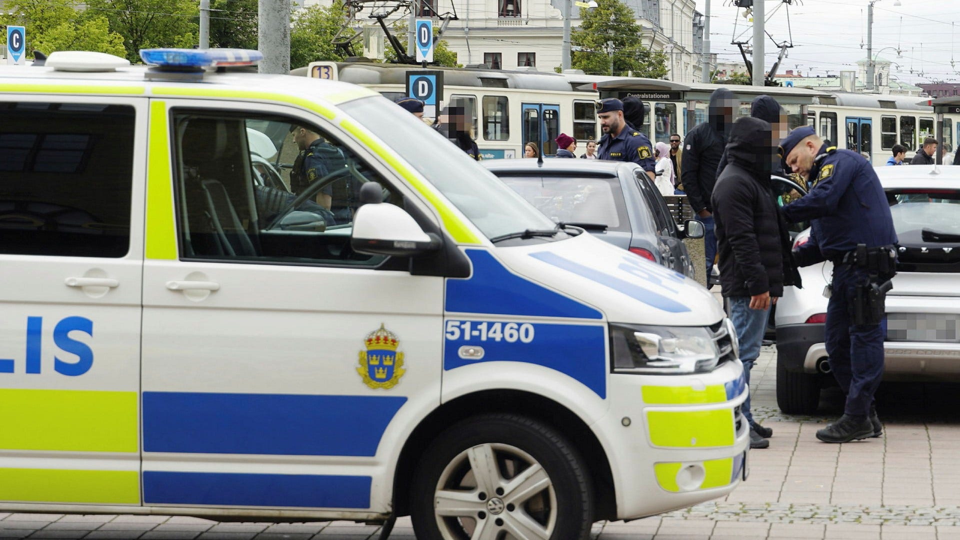 Denna bild togs 2020 när polisen kontrollerade en stor grupp män kopplade till två olika kriminella nätverk i Göteborg som samlats för förhandlingar på Posthotellet.