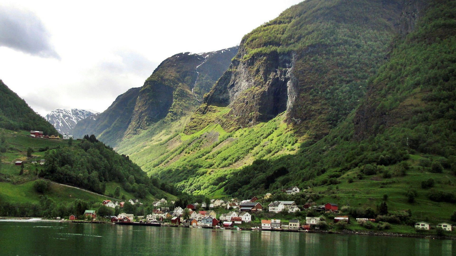 Levande landsbygd i norska Sognefjorden. Norge har ett mer generöst skatteutjämningssystem än Sverige och kommunerna styr i högre grad grad över sina naturtillgångar.
