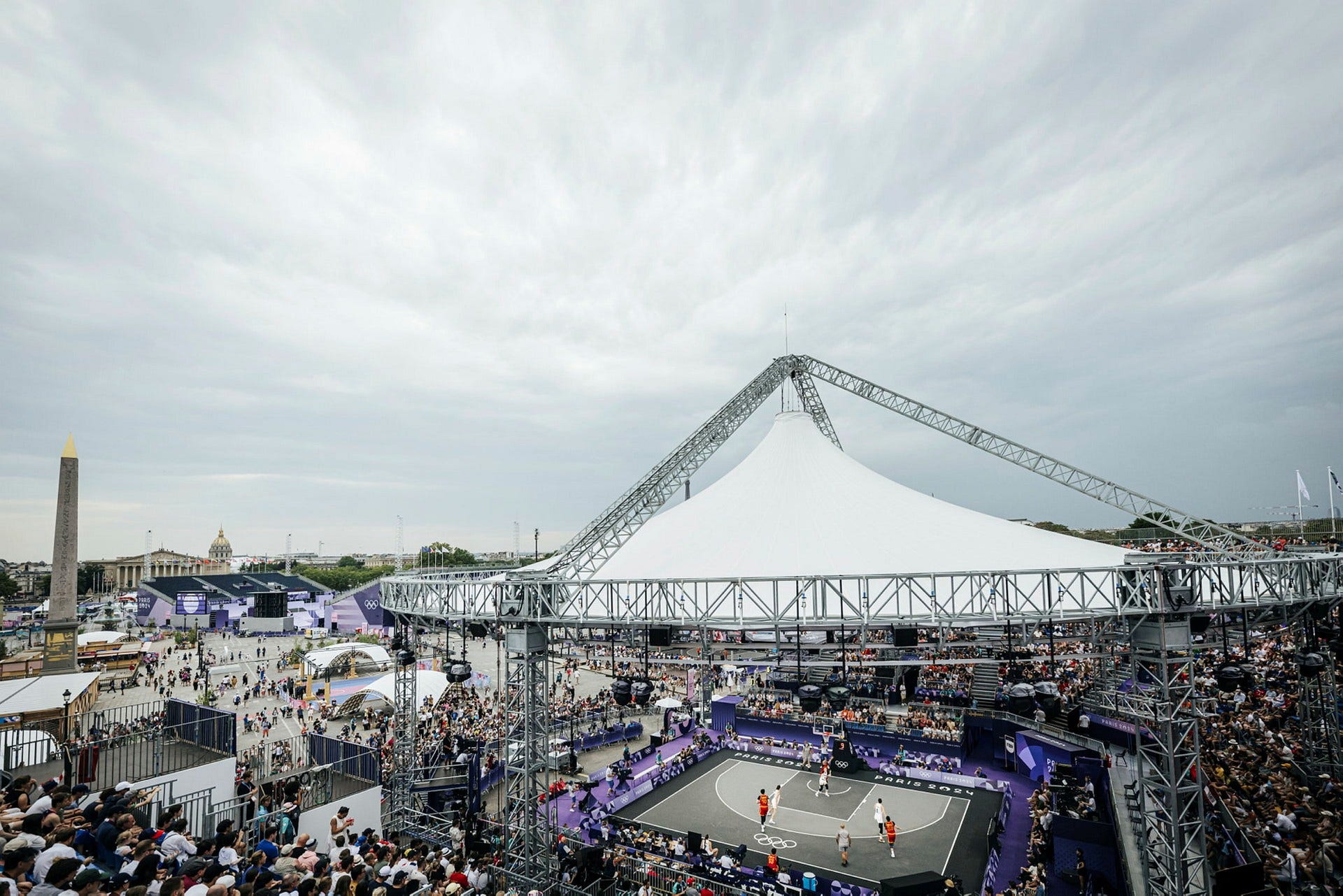 Mitt på arenaområdet på Place de la Concorde tornar Luxorobelixen med sin gyllene topp. Den historiska platsen är under OS i Paris hemvist åt spelens mest moderna sporter.