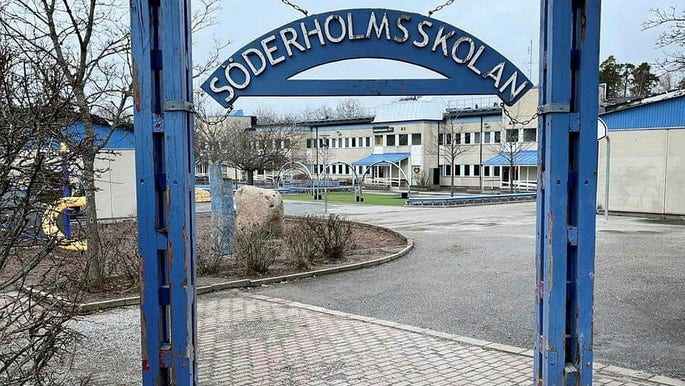 Söderholmsskolan i Stockholmsförorten Skärholmen bör få vara kvar, anser tre föräldrar med barn i skolan.