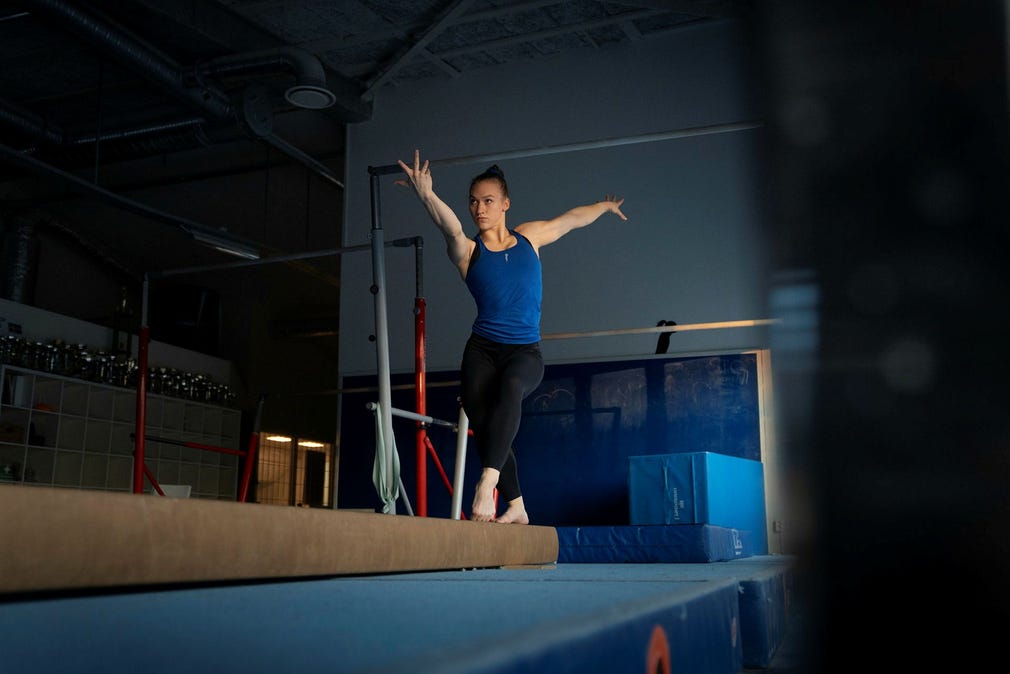 Alva Eriksson tillhör klubben Stockholm Top Gymnastics och tränar i Åkeshovshallen.