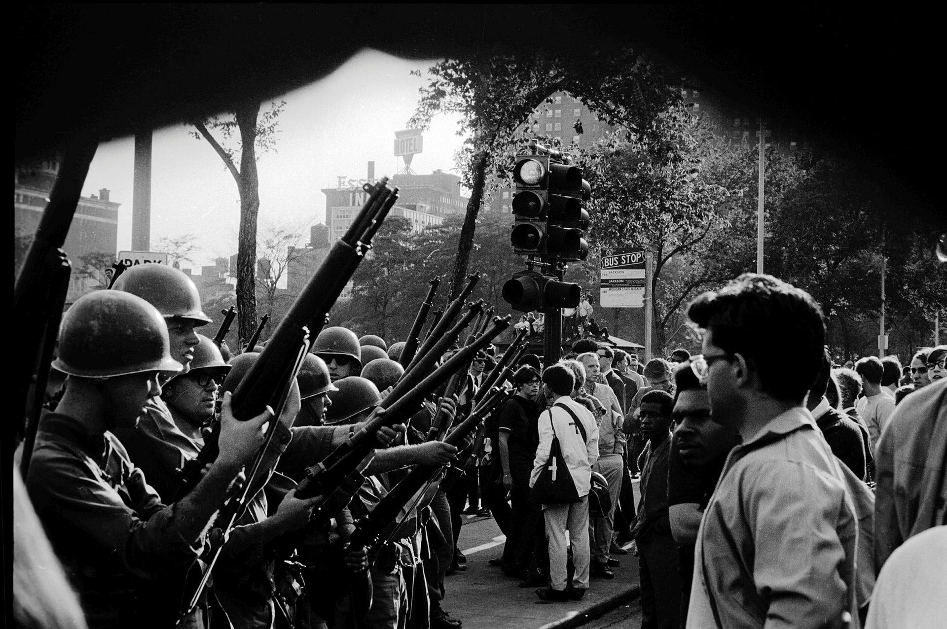 Fredsaktivister och studenter konfronteras av polisen och nationalgardet under Demokraternas konvent i Chicago i augusti 1968.