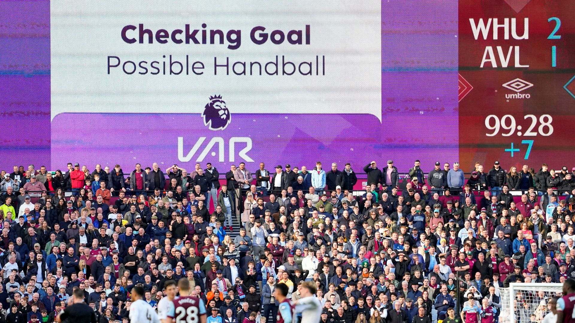 Pågående VAR-kontroll av en möjlig hands under en match mellan West Ham och Aston Villa i Premier League. Arkivbild.