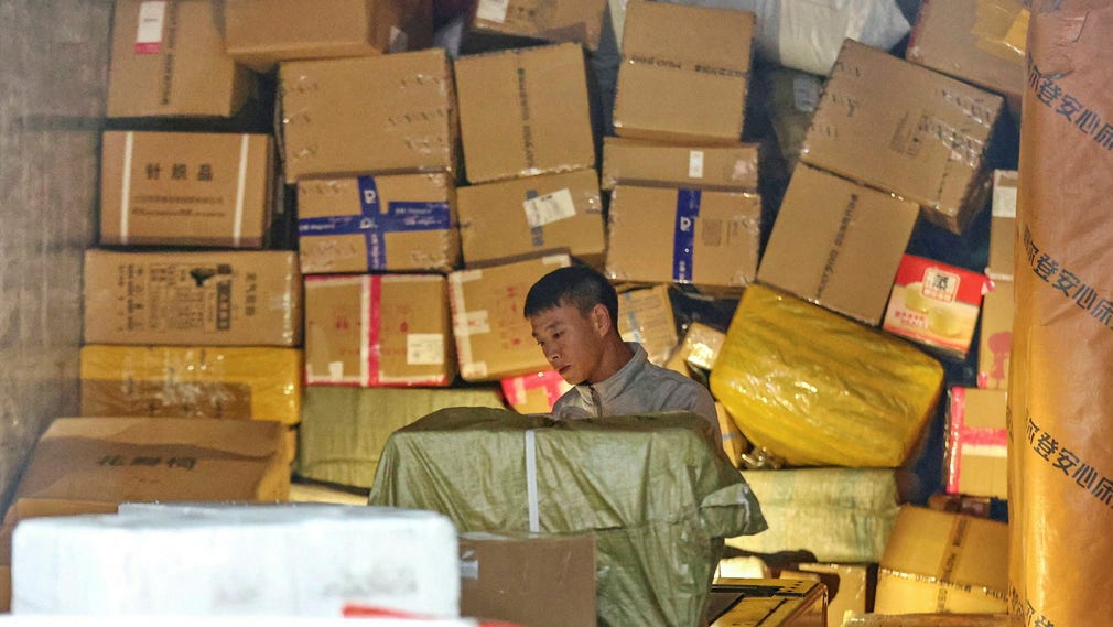 En man packar varor som beställts från Kina inför ”Singles day”, 11/11, en av de största shoppingdagarna på året.